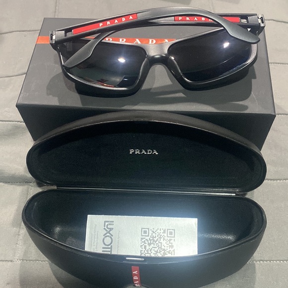 A brand new Prada sun glasses - Picture 2 of 3